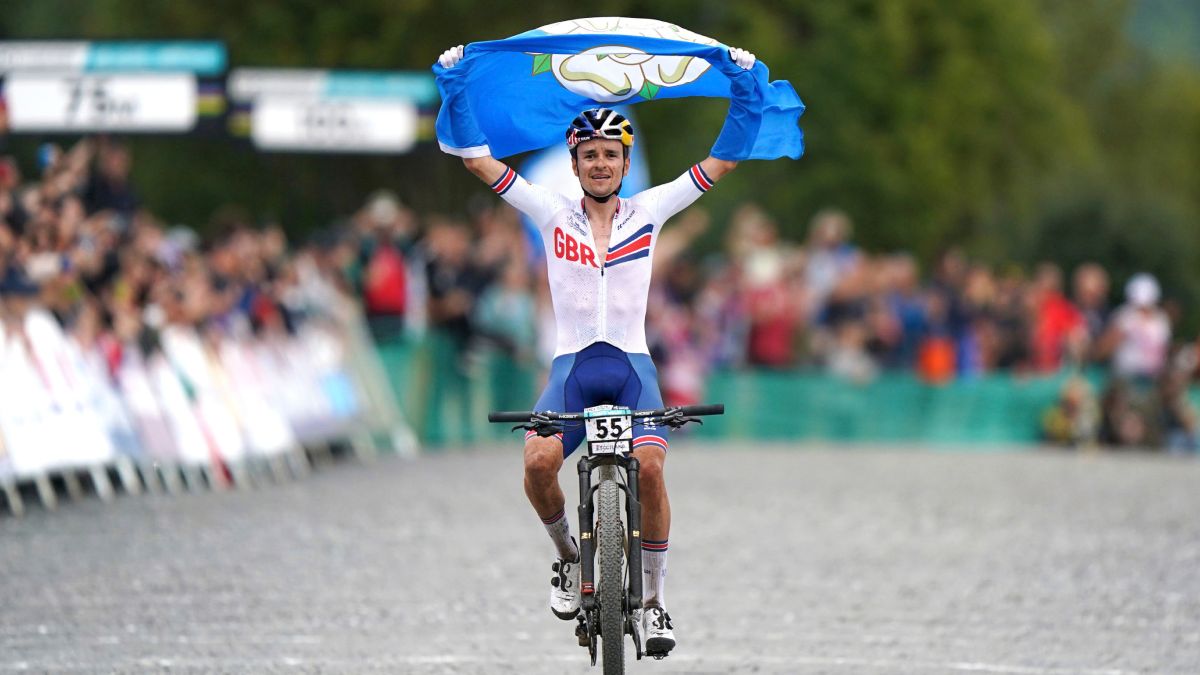 Pidcock, campeón olímpico del ciclismo de montaña gana el título mundial